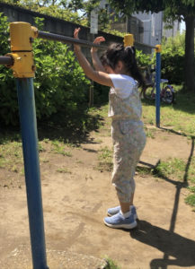 逆上がりをする女の子