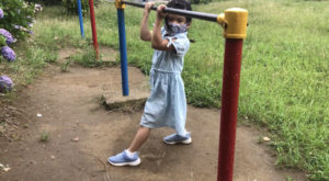 逆上がりをする女の子