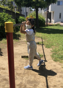 逆上がりをする女の子
