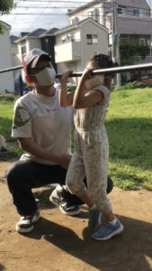 逆上がりをする女の子