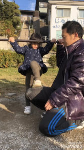 逆上がりをする女の子