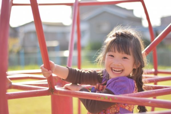 遊具で遊ぶ女の子