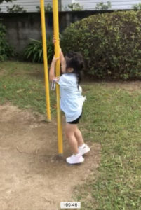 登り棒をする女の子
