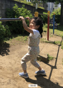 足抜きまわりをする女の子