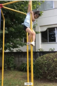 登り棒をする女の子