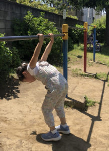 尻上りをする女の子