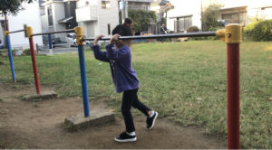 連続逆上がりをする女の子