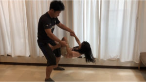 足抜きまわりをする女の子
