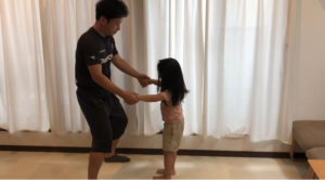 足抜きまわりをする女の子