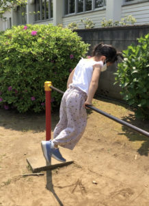 空中逆上がりをする女の子