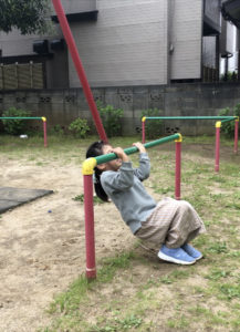 逆上がりをする女の子