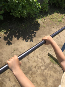 鉄棒の持ち方　順手