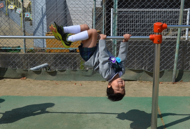 鉄棒に興味を持った時におすすめ 豚の丸焼きに変身してみよう にじいろkids 体操labo