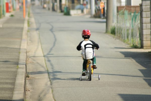 自転車に乗ってる男の子