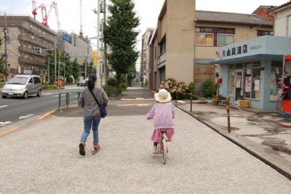 自転車に乗っている女の子とお母さん