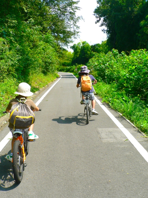 自転車で走る親子