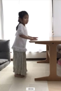 つばめをする女の子