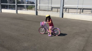 自転車に乗ってる女の子