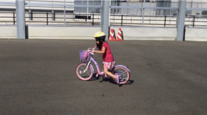 自転車に乗ってる女の子