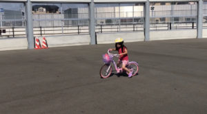 自転車に乗ってる女の子