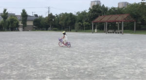 自転車に乗ってる女の子