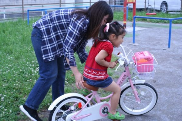 自転車の練習をしている女の子