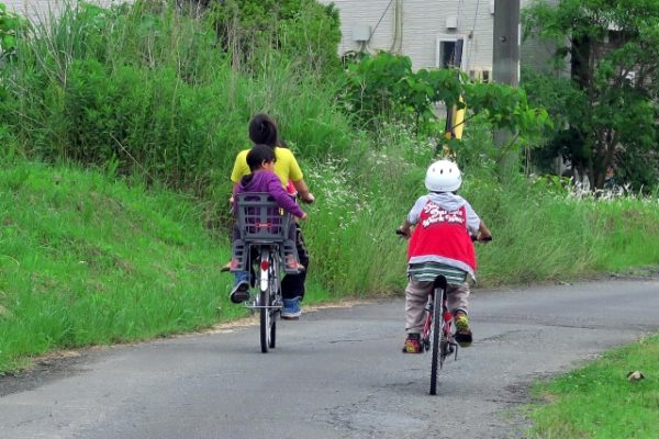 自転車で走る親子