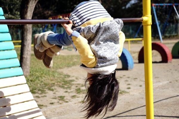 鉄棒をしている女の子