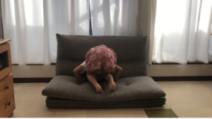 三転倒立をする女の子