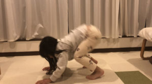 カエルジャンプをする女の子