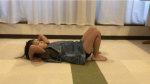 ブリッジをする女の子