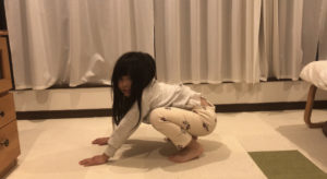 かえるジャンプをする女の子