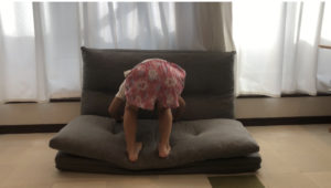 壁倒立をする女の子
