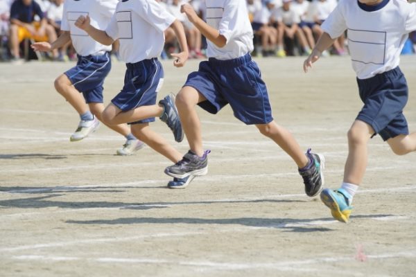 かけっこする男の子達