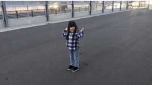 縄跳びをする女の子
