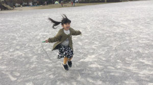 縄跳びをする女の子