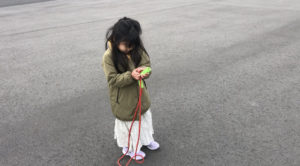 縄を結んでいる