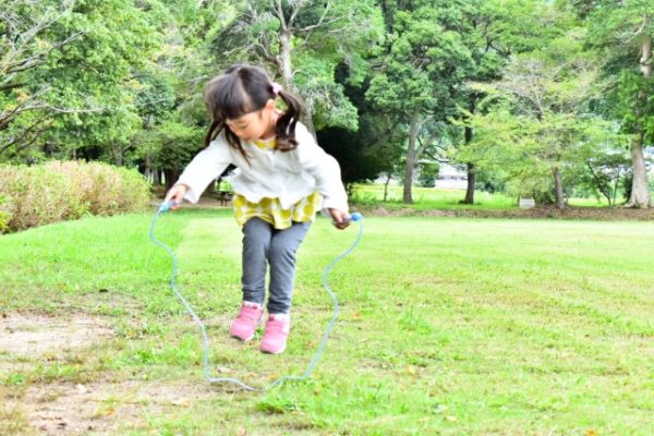 縄跳びの前まわし跳びをする女の子