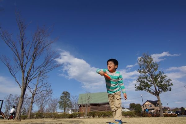 フリスビーを投げてる男の子