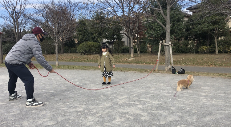 短縄よりも簡単？！すぐにでも出来る長縄跳びのコツと練習方法！ | にじいろKids☆体操LaBo