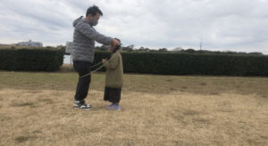 二人跳びをしている親子