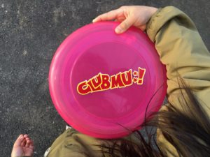 フリスビーを投げる女の子
