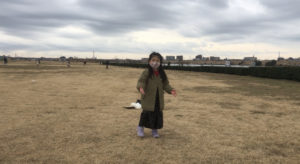 フリスビーを投げてる女の子