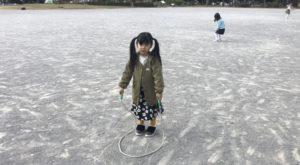 後ろまわし跳びをする女の子