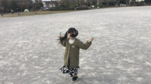 縄跳びのケンケン跳びをする女の子