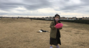 フリスビーを投げてる女の子