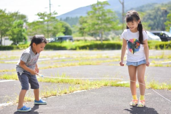 長縄を跳ぶ女の子