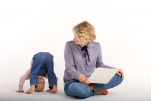 でんぐり返しをする男の子と横にいるお母さん