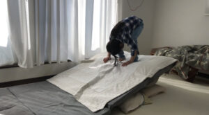 坂道で手付き起き上がり前転をする女の子