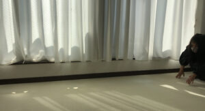 ねこ歩きをしている女の子